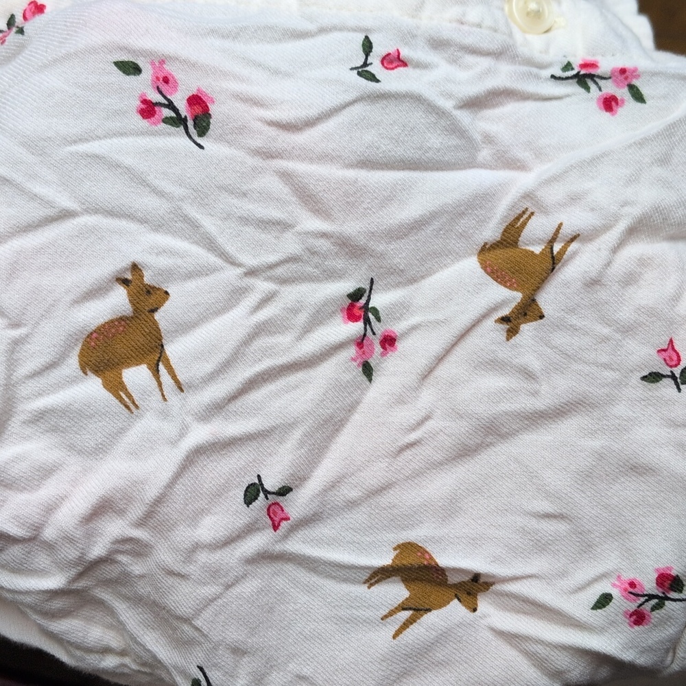 White collared shirt with flower and deer print - Picture 5 of 5